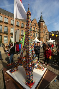 Ein Hingucker für Jung und Alt: Der Eiffelturm aus 22.000 bunten Lego-Steinen im Maßstab 1:100 (Foto: Landeshauptstadt Düsseldorf/David Young)